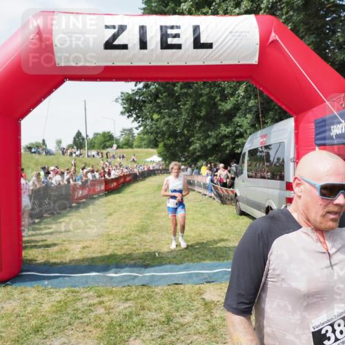 21.06.2025 - 27. Vierlanden-Triathlon MichiJ http://msf.ph/oto/8019146 15.06.2026 11:34:43 Ziel 290, 386, 595 meine-sportfotos.de