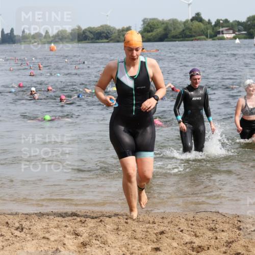 15.06.2025 - 27. Vierlanden-Triathlon Lena Gebhardt http://msf.ph/oto/8019154 15.06.2025 10:17:01 Schwimmen 471, 479, 484, 510, 551, 556, 566, 567, 595, 602, 610 meine-sportfotos.de