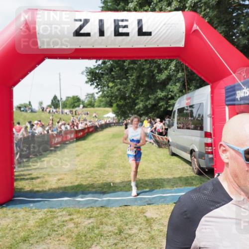 21.06.2025 - 27. Vierlanden-Triathlon MichiJ http://msf.ph/oto/8019174 15.06.2026 11:34:44 Ziel 290, 386, 595 meine-sportfotos.de
