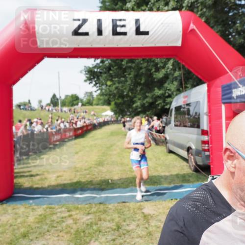 21.06.2025 - 27. Vierlanden-Triathlon MichiJ http://msf.ph/oto/8019202 15.06.2026 11:34:44 Ziel 290, 386, 595 meine-sportfotos.de
