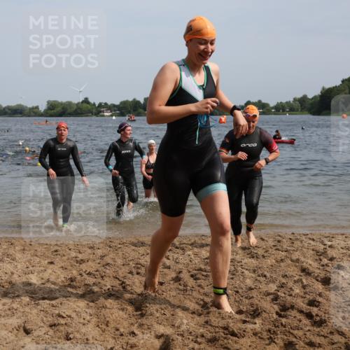 15.06.2025 - 27. Vierlanden-Triathlon Lena Gebhardt http://msf.ph/oto/8019203 15.06.2025 10:17:03 Schwimmen 471, 479, 484, 510, 551, 556, 566, 567, 602, 610 meine-sportfotos.de