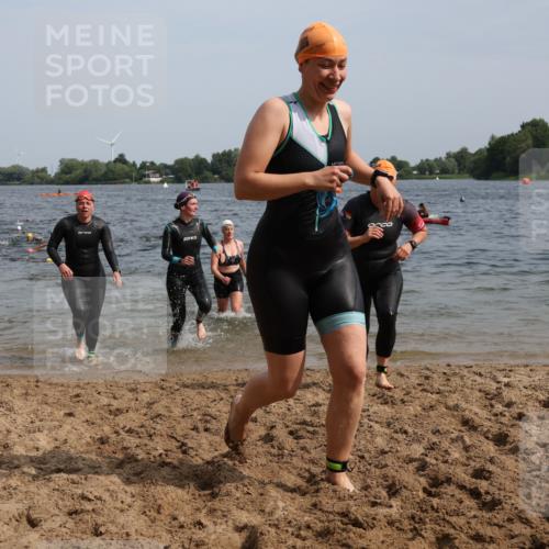 15.06.2025 - 27. Vierlanden-Triathlon Lena Gebhardt http://msf.ph/oto/8019219 15.06.2025 10:17:03 Schwimmen 471, 479, 484, 510, 551, 556, 566, 567, 602, 610 meine-sportfotos.de
