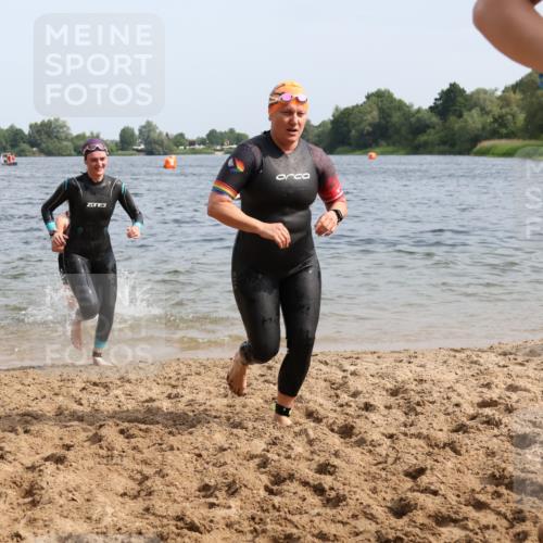 15.06.2025 - 27. Vierlanden-Triathlon Lena Gebhardt http://msf.ph/oto/8019233 15.06.2025 10:17:04 Schwimmen 471, 479, 484, 510, 556, 566, 567, 602, 610 meine-sportfotos.de