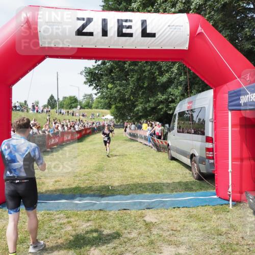 21.06.2025 - 27. Vierlanden-Triathlon MichiJ http://msf.ph/oto/8019234 15.06.2026 11:34:56 Ziel 579 meine-sportfotos.de