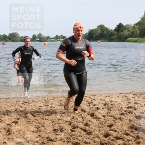 15.06.2025 - 27. Vierlanden-Triathlon Lena Gebhardt http://msf.ph/oto/8019247 15.06.2025 10:17:04 Schwimmen 471, 479, 484, 510, 556, 566, 567, 602, 610 meine-sportfotos.de