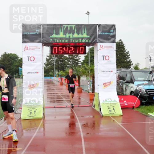 15.06.2025 - 7 Türme Triathlon Michael Strokosch http://msf.ph/oto/8019259 15.06.2025 15:42:10 Ziel 208 meine-sportfotos.de