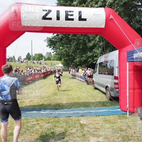 21.06.2025 - 27. Vierlanden-Triathlon MichiJ http://msf.ph/oto/8019264 15.06.2026 11:34:56 Ziel 579 meine-sportfotos.de