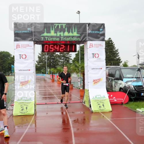 15.06.2025 - 7 Türme Triathlon Michael Strokosch http://msf.ph/oto/8019271 15.06.2025 15:42:10 Ziel 208 meine-sportfotos.de