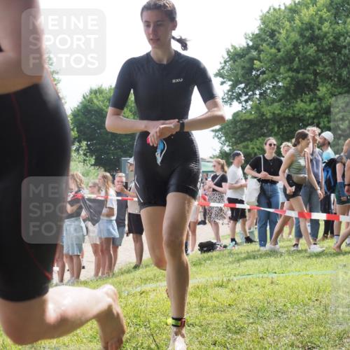 15.06.2025 - 27. Vierlanden-Triathlon KatJ http://msf.ph/oto/8019292 15.06.2025 10:18:37 Schwimmen 495, 533, 621, 628 meine-sportfotos.de
