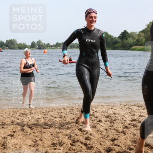 15.06.2025 - 27. Vierlanden-Triathlon Lena Gebhardt http://msf.ph/oto/8019293 15.06.2025 10:17:06 Schwimmen 471, 479, 484, 510, 556, 566, 567, 575, 602, 610 meine-sportfotos.de
