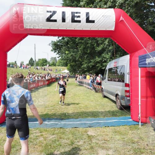21.06.2025 - 27. Vierlanden-Triathlon MichiJ http://msf.ph/oto/8019295 15.06.2026 11:34:57 Ziel 579 meine-sportfotos.de