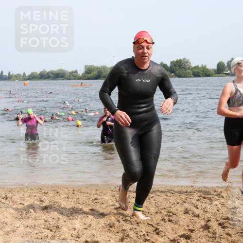 15.06.2025 - 27. Vierlanden-Triathlon Lena Gebhardt http://msf.ph/oto/8019306 15.06.2025 10:17:07 Schwimmen 471, 479, 510, 556, 567, 575, 581, 602, 610 meine-sportfotos.de