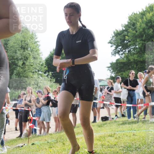 15.06.2025 - 27. Vierlanden-Triathlon KatJ http://msf.ph/oto/8019307 15.06.2025 10:18:37 Schwimmen 495, 533, 621, 628 meine-sportfotos.de