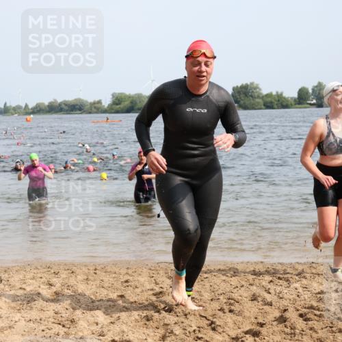 15.06.2025 - 27. Vierlanden-Triathlon Lena Gebhardt http://msf.ph/oto/8019322 15.06.2025 10:17:07 Schwimmen 471, 479, 510, 556, 567, 575, 581, 602, 610 meine-sportfotos.de