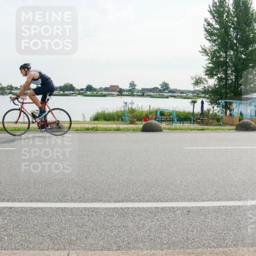 15.06.2025 - 27. Vierlanden-Triathlon H.Heesch http://msf.ph/oto/8019333 15.06.2025 09:37:38 Radfahren 25, 32, 133, 207 meine-sportfotos.de