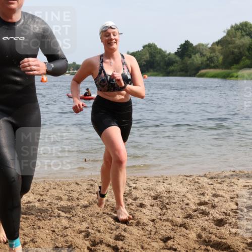 15.06.2025 - 27. Vierlanden-Triathlon Lena Gebhardt http://msf.ph/oto/8019345 15.06.2025 10:17:08 Schwimmen 471, 479, 510, 556, 567, 575, 581, 602, 610 meine-sportfotos.de