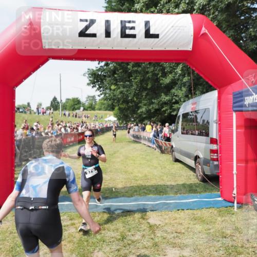 21.06.2025 - 27. Vierlanden-Triathlon MichiJ http://msf.ph/oto/8019358 15.06.2026 11:34:58 Ziel 579, 1395 meine-sportfotos.de