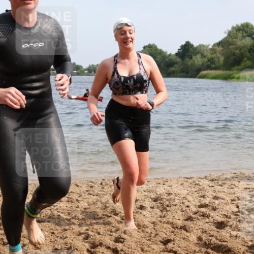 15.06.2025 - 27. Vierlanden-Triathlon Lena Gebhardt http://msf.ph/oto/8019365 15.06.2025 10:17:08 Schwimmen 471, 479, 510, 556, 567, 575, 581, 602, 610 meine-sportfotos.de
