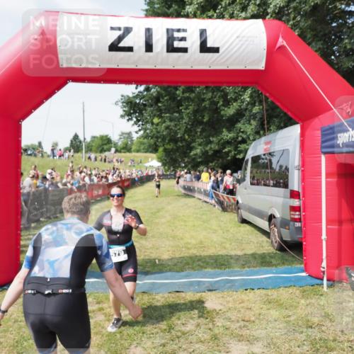 21.06.2025 - 27. Vierlanden-Triathlon MichiJ http://msf.ph/oto/8019370 15.06.2026 11:34:58 Ziel 579, 1395 meine-sportfotos.de