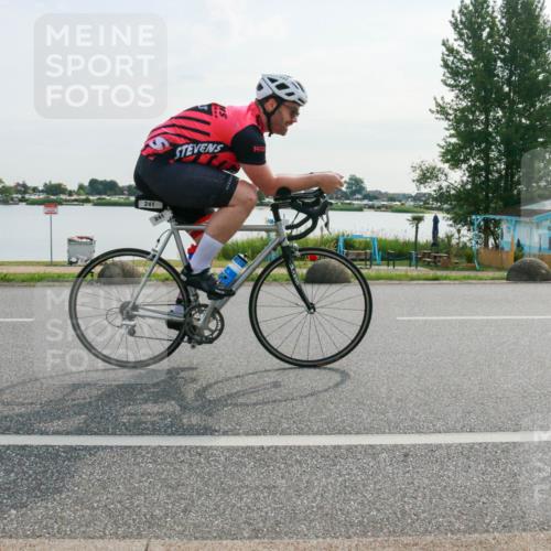 15.06.2025 - 27. Vierlanden-Triathlon H.Heesch http://msf.ph/oto/8019384 15.06.2025 09:37:57 Radfahren 241 meine-sportfotos.de
