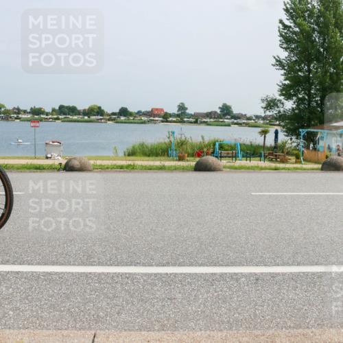 21.06.2025 - 27. Vierlanden-Triathlon H.Heesch http://msf.ph/oto/8019391 15.06.2025 12:01:08 Radfahren 881, 909 meine-sportfotos.de