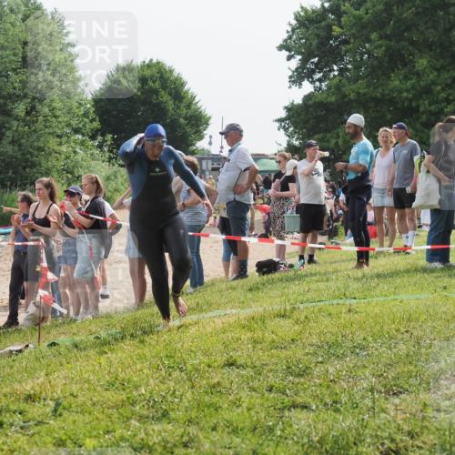 15.06.2025 - 27. Vierlanden-Triathlon KatJ http://msf.ph/oto/8019400 15.06.2025 10:19:09 Schwimmen 478, 498, 543, 558 meine-sportfotos.de