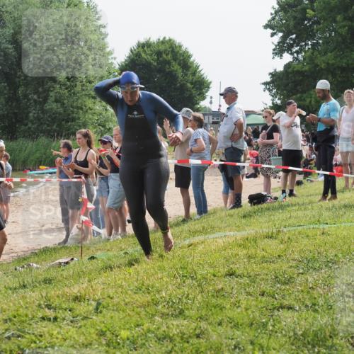 15.06.2025 - 27. Vierlanden-Triathlon KatJ http://msf.ph/oto/8019419 15.06.2025 10:19:09 Schwimmen 478, 498, 543, 558 meine-sportfotos.de