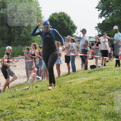 15.06.2025 - 27. Vierlanden-Triathlon KatJ http://msf.ph/oto/8019427 15.06.2025 10:19:10 Schwimmen 478, 498, 543, 558 meine-sportfotos.de