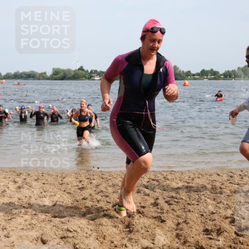 15.06.2025 - 27. Vierlanden-Triathlon Lena Gebhardt http://msf.ph/oto/8019503 15.06.2025 10:17:16 Schwimmen 479, 510, 529, 556, 575, 581, 584, 602 meine-sportfotos.de