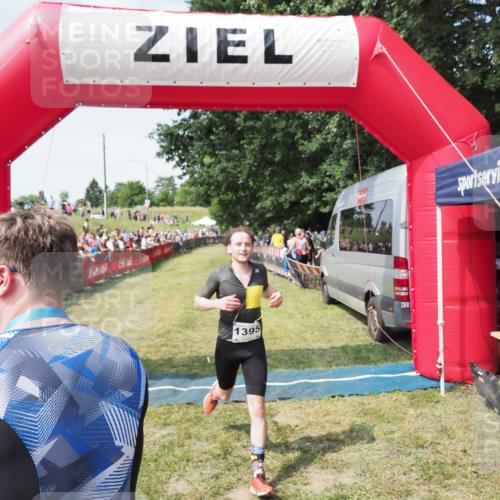 21.06.2025 - 27. Vierlanden-Triathlon MichiJ http://msf.ph/oto/8019548 15.06.2026 11:35:02 Ziel 579, 1395 meine-sportfotos.de