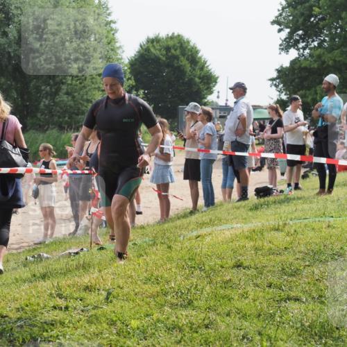 15.06.2025 - 27. Vierlanden-Triathlon KatJ http://msf.ph/oto/8019554 15.06.2025 10:19:14 Schwimmen 478, 498, 543, 558 meine-sportfotos.de