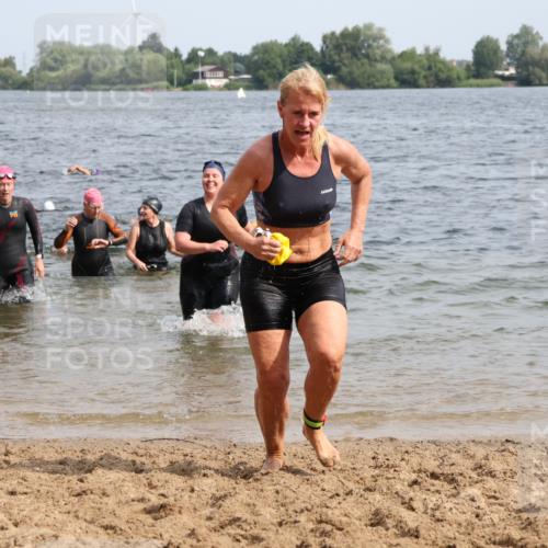 15.06.2025 - 27. Vierlanden-Triathlon Lena Gebhardt http://msf.ph/oto/8019577 15.06.2025 10:17:19 Schwimmen 529, 556, 575, 581, 582, 584, 594 meine-sportfotos.de