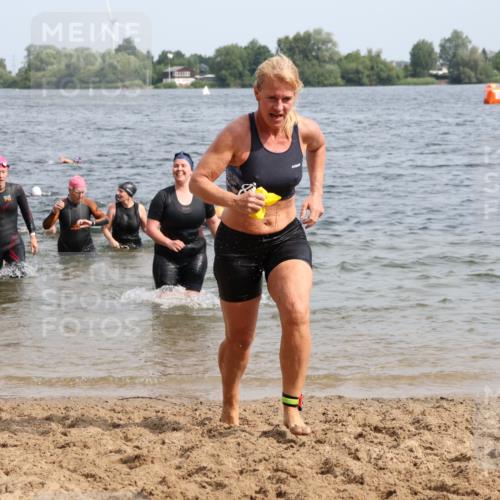 15.06.2025 - 27. Vierlanden-Triathlon Lena Gebhardt http://msf.ph/oto/8019586 15.06.2025 10:17:19 Schwimmen 529, 556, 575, 581, 582, 584, 594 meine-sportfotos.de