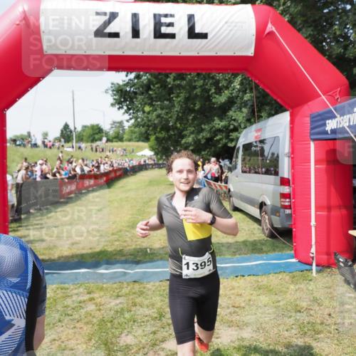 21.06.2025 - 27. Vierlanden-Triathlon MichiJ http://msf.ph/oto/8019592 15.06.2026 11:35:03 Ziel 579, 1395 meine-sportfotos.de