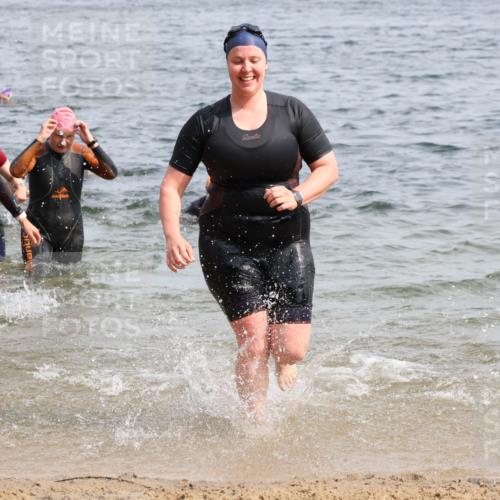 15.06.2025 - 27. Vierlanden-Triathlon Lena Gebhardt http://msf.ph/oto/8019628 15.06.2025 10:17:21 Schwimmen 529, 575, 581, 582, 584, 594 meine-sportfotos.de