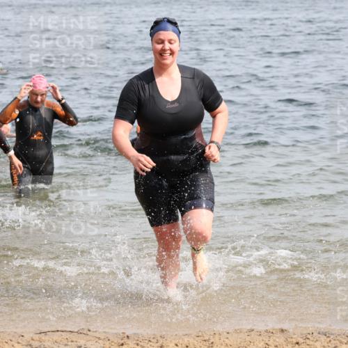 15.06.2025 - 27. Vierlanden-Triathlon Lena Gebhardt http://msf.ph/oto/8019640 15.06.2025 10:17:21 Schwimmen 529, 575, 581, 582, 584, 594 meine-sportfotos.de