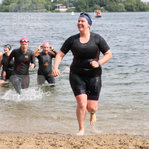 15.06.2025 - 27. Vierlanden-Triathlon Lena Gebhardt http://msf.ph/oto/8019669 15.06.2025 10:17:22 Schwimmen 529, 572, 575, 581, 582, 584, 594 meine-sportfotos.de