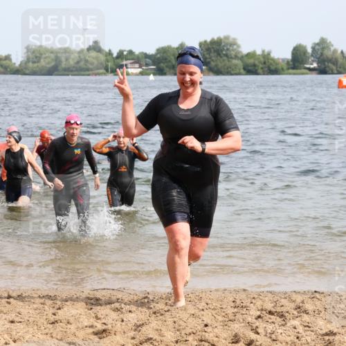 15.06.2025 - 27. Vierlanden-Triathlon Lena Gebhardt http://msf.ph/oto/8019682 15.06.2025 10:17:22 Schwimmen 529, 572, 575, 581, 582, 584, 594 meine-sportfotos.de