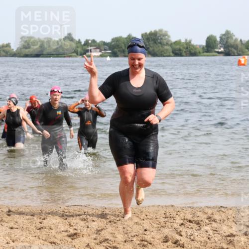 15.06.2025 - 27. Vierlanden-Triathlon Lena Gebhardt http://msf.ph/oto/8019693 15.06.2025 10:17:23 Schwimmen 519, 529, 572, 575, 581, 582, 584, 594 meine-sportfotos.de