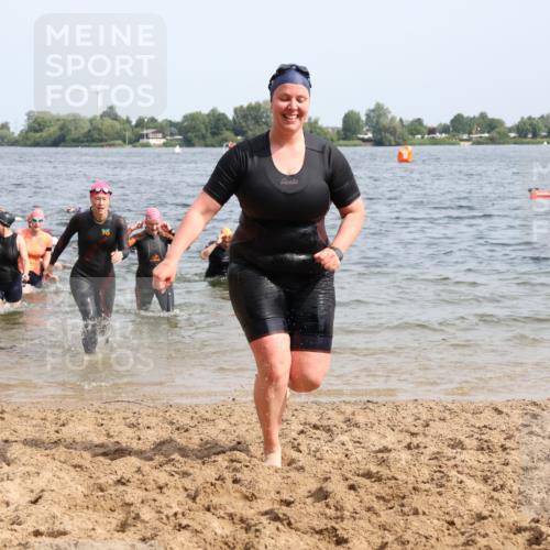 15.06.2025 - 27. Vierlanden-Triathlon Lena Gebhardt http://msf.ph/oto/8019709 15.06.2025 10:17:23 Schwimmen 519, 529, 572, 575, 581, 582, 584, 594 meine-sportfotos.de