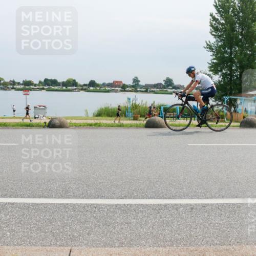 15.06.2025 - 27. Vierlanden-Triathlon H.Heesch http://msf.ph/oto/8019723 15.06.2025 11:16:05 Radfahren 102, 208, 860 meine-sportfotos.de