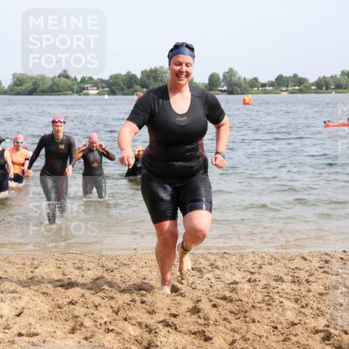 15.06.2025 - 27. Vierlanden-Triathlon Lena Gebhardt http://msf.ph/oto/8019724 15.06.2025 10:17:23 Schwimmen 519, 529, 572, 575, 581, 582, 584, 594 meine-sportfotos.de