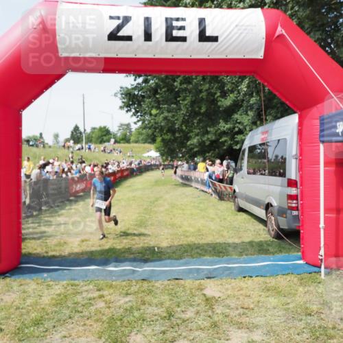 21.06.2025 - 27. Vierlanden-Triathlon MichiJ http://msf.ph/oto/8019742 15.06.2026 11:35:29 Ziel 471, 540 meine-sportfotos.de