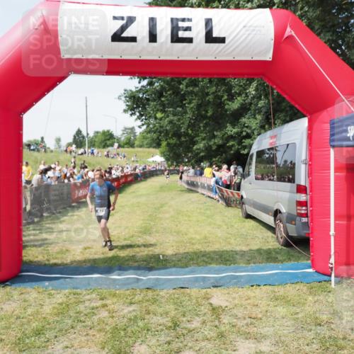 21.06.2025 - 27. Vierlanden-Triathlon MichiJ http://msf.ph/oto/8019752 15.06.2026 11:35:29 Ziel 471, 540 meine-sportfotos.de