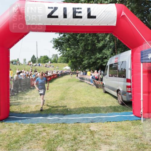 21.06.2025 - 27. Vierlanden-Triathlon MichiJ http://msf.ph/oto/8019763 15.06.2026 11:35:29 Ziel 471, 540 meine-sportfotos.de