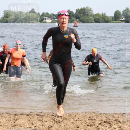15.06.2025 - 27. Vierlanden-Triathlon Lena Gebhardt http://msf.ph/oto/8019772 15.06.2025 10:17:26 Schwimmen 485, 488, 492, 519, 529, 532, 557, 562, 572, 581, 582, 584, 588, 594, 626 meine-sportfotos.de