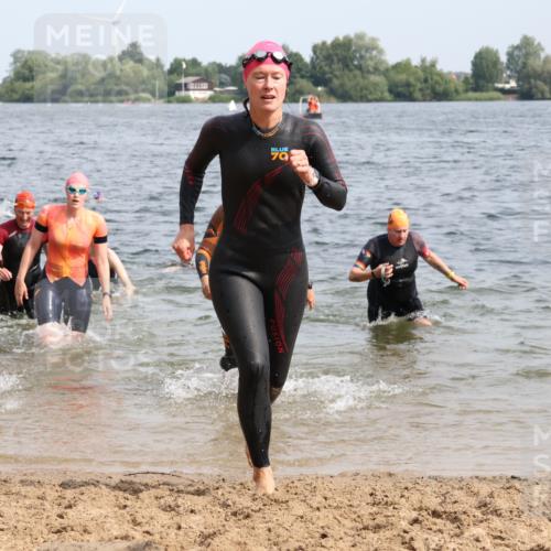 15.06.2025 - 27. Vierlanden-Triathlon Lena Gebhardt http://msf.ph/oto/8019779 15.06.2025 10:17:26 Schwimmen 485, 488, 492, 519, 529, 532, 557, 562, 572, 581, 582, 584, 588, 594, 626 meine-sportfotos.de