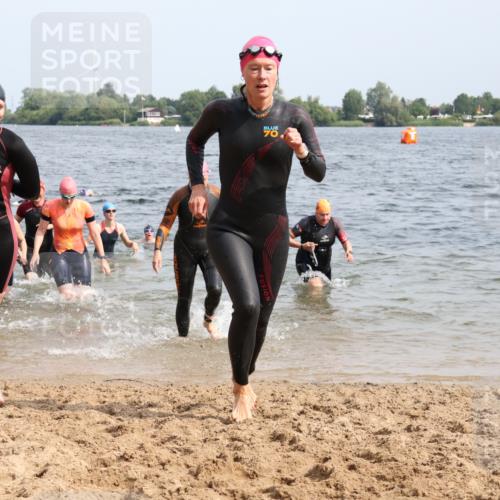 15.06.2025 - 27. Vierlanden-Triathlon Lena Gebhardt http://msf.ph/oto/8019801 15.06.2025 10:17:26 Schwimmen 485, 488, 492, 519, 529, 532, 557, 562, 572, 581, 582, 584, 588, 594, 626 meine-sportfotos.de
