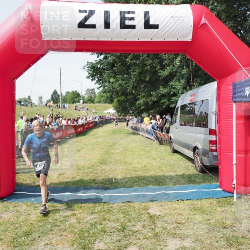 21.06.2025 - 27. Vierlanden-Triathlon MichiJ http://msf.ph/oto/8019817 15.06.2026 11:35:30 Ziel 471 meine-sportfotos.de