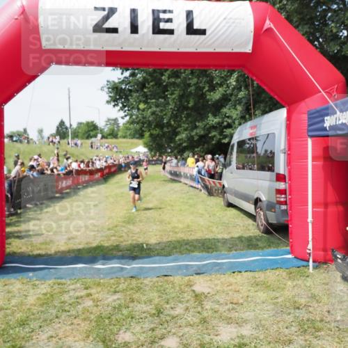 21.06.2025 - 27. Vierlanden-Triathlon MichiJ http://msf.ph/oto/8019829 15.06.2026 11:35:37 Ziel 471, 494 meine-sportfotos.de